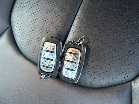 Used 2025 Chrysler Pacifica Select image 27