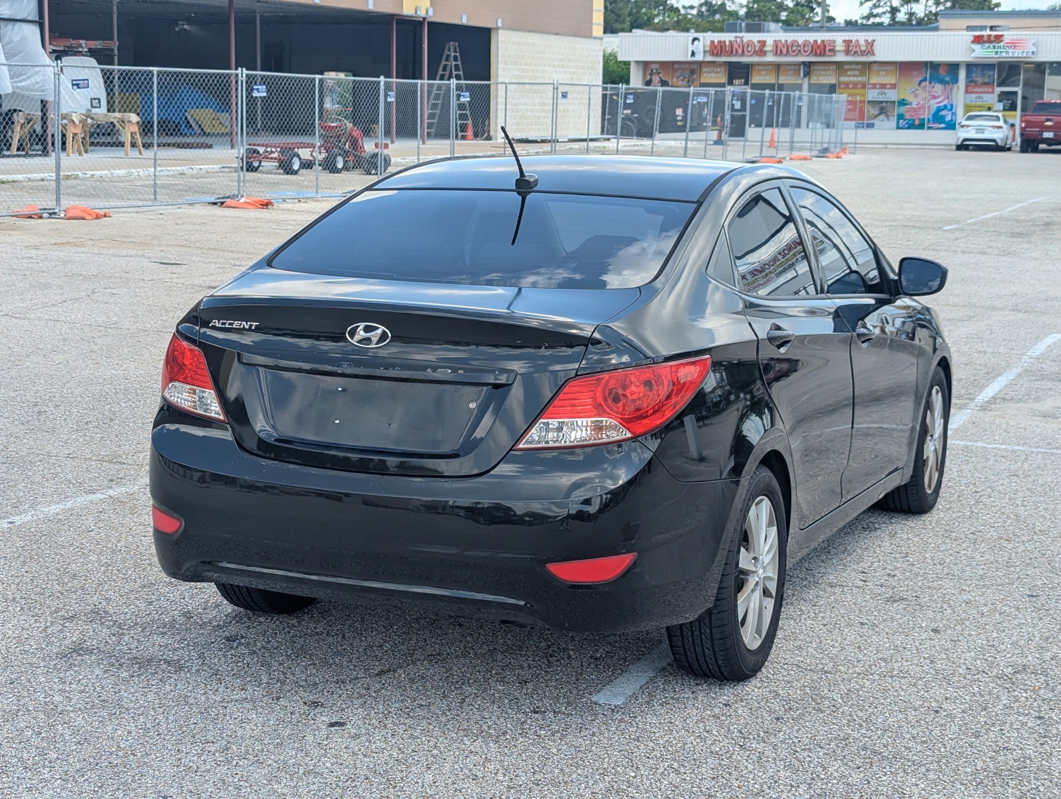 Used 2013 Hyundai Accent GLS w/ Premium Pkg FWD image 2