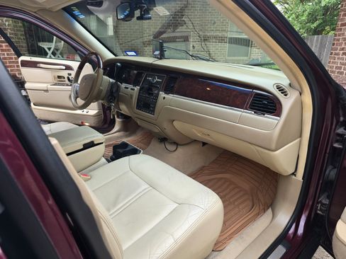 Used 2006 Lincoln Town Car Signature Limited image 8