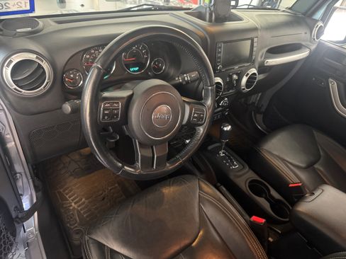 Used 2015 Jeep Wrangler Unlimited Sahara w/ Max Tow Package AWD/4WD image 9
