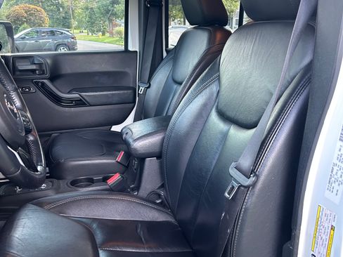 Used 2014 Jeep Wrangler Unlimited Sahara AWD/4WD image 8