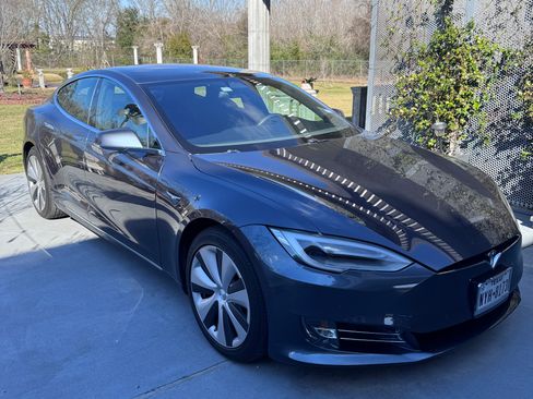 Used 2021 Tesla Model S Long Range Plus image 1