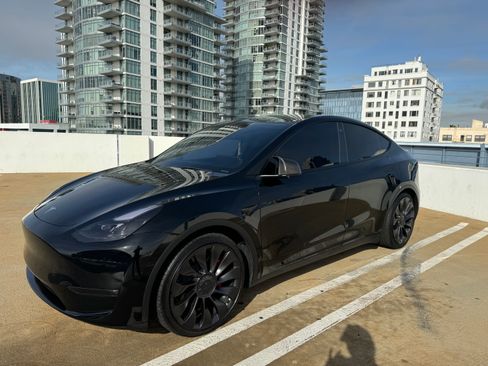 Used 2023 Tesla Model Y Performance AWD/4WD image 2