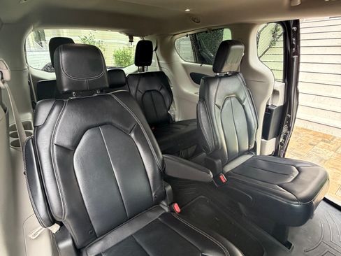 Used 2022 Chrysler Pacifica Touring-L FWD image 6