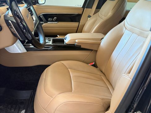 Used 2023 Land Rover Range Rover SE AWD/4WD image 2