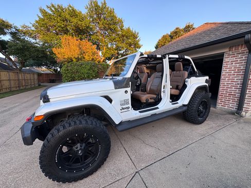 Used 2020 Jeep Wrangler Unlimited Sahara image 12