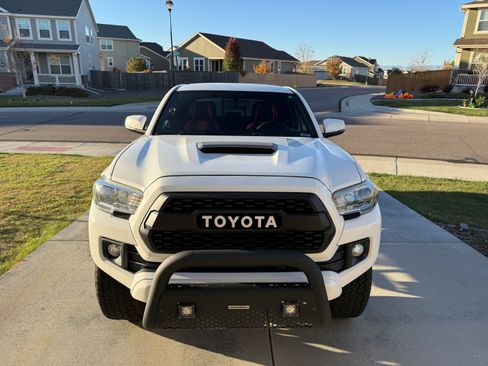 Used 2016 Toyota Tacoma TRD Sport image 2