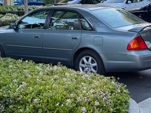Used 2002 Toyota Avalon XLS image 2