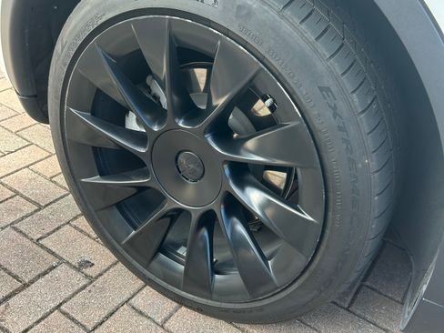 Used 2022 Tesla Model Y Long Range image 8