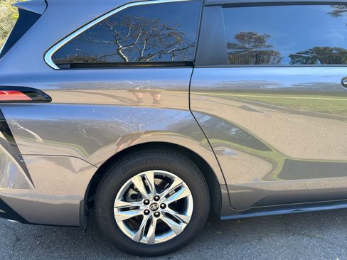 Used 2021 Toyota Sienna Limited image 5