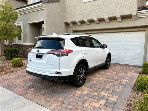 Used 2017 Toyota RAV4 LE AWD/4WD image 9