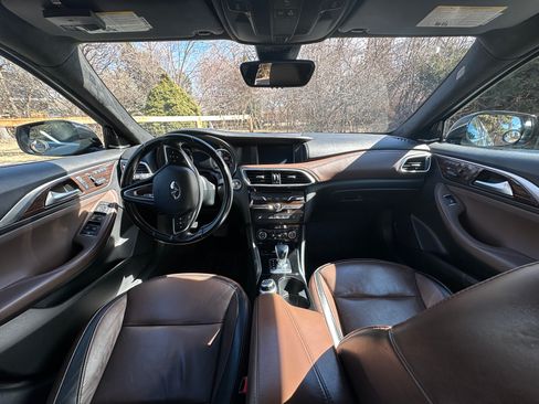 Used 2017 INFINITI QX30 Premium w/ Navigation Package image 6