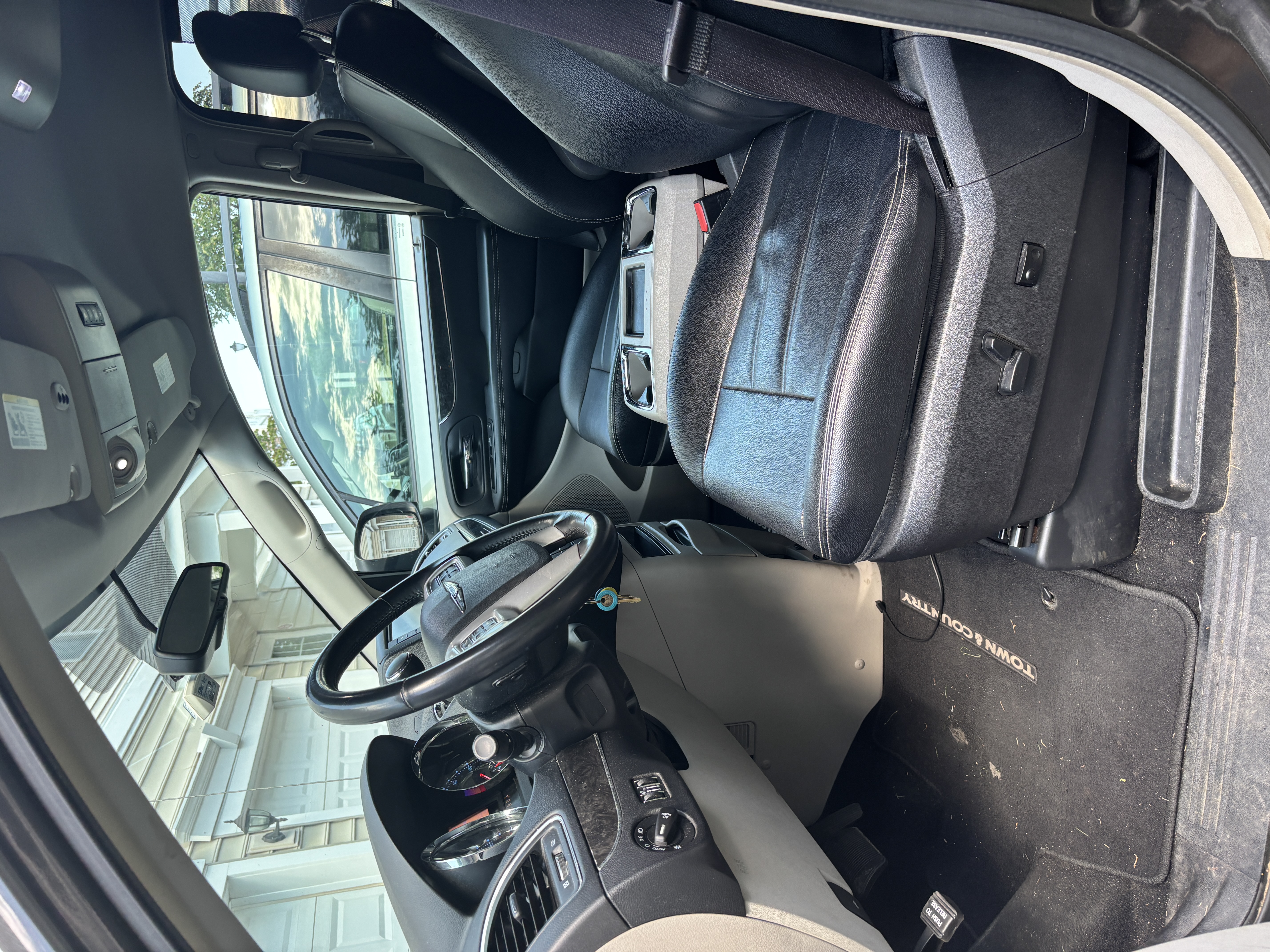 Used 2015 Chrysler Town & Country Touring FWD image 11