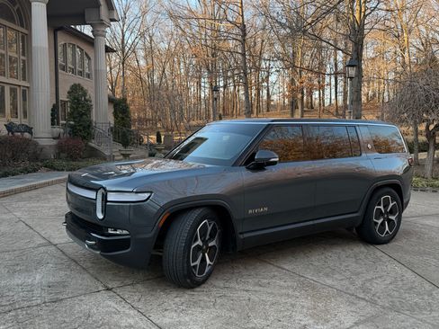 Used 2023 Rivian R1S Adventure image 9