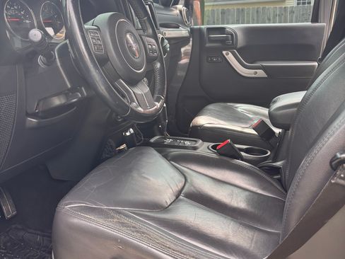 Used 2014 Jeep Wrangler Unlimited Sahara w/ Connectivity Group AWD/4WD image 8