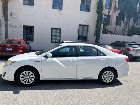 Used 2013 Toyota Camry LE FWD image 2