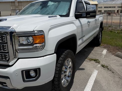 Used 2019 GMC Sierra 2500 Denali w/ Duramax Plus Package AWD/4WD image 2