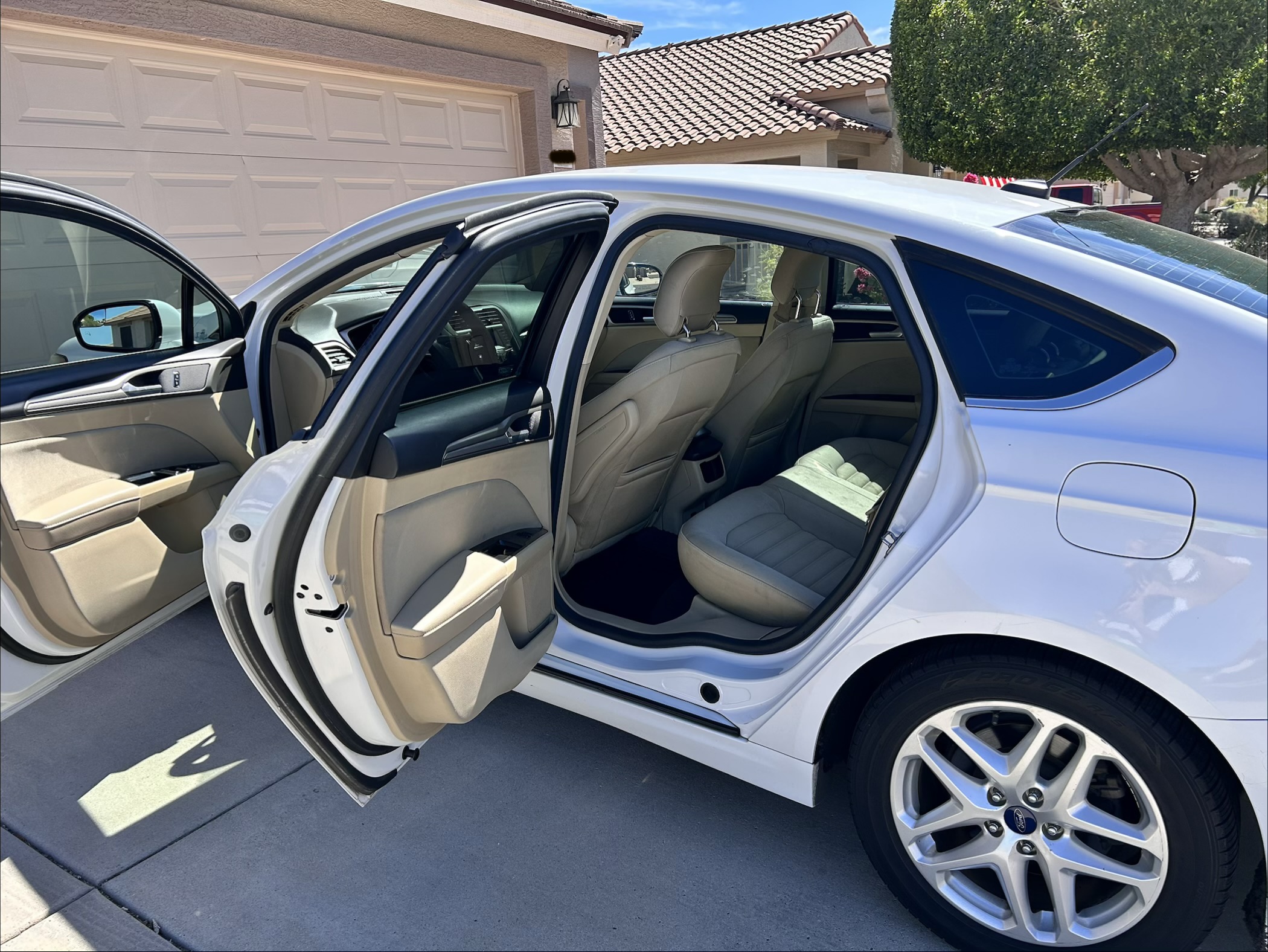 Used 2014 Ford Fusion SE FWD image 17