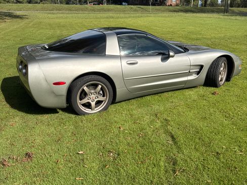 Used 2001 Chevrolet Corvette Coupe w/ Preferred Equipment Group2 image 10