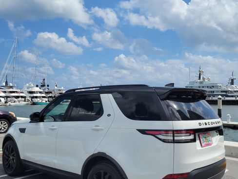 Used 2019 Land Rover Discovery SE image 10