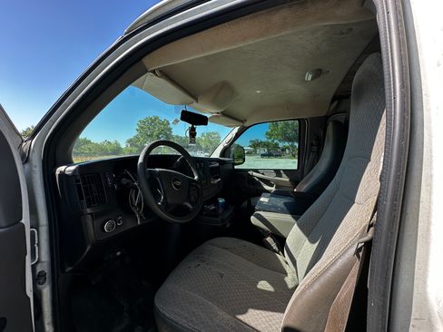 Used 2011 Chevrolet Express 2500 image 4