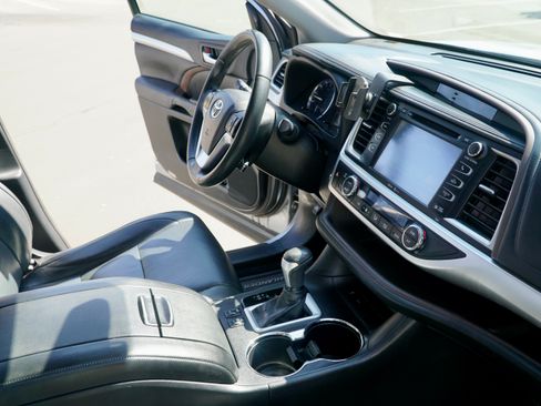 Used 2015 Toyota Highlander XLE FWD image 22