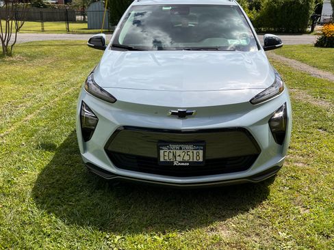 Used 2023 Chevrolet Bolt EUV LT w/ Convenience Package image 2