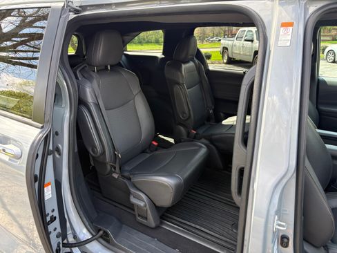Used 2022 Toyota Sienna XLE Woodland Edition image 6