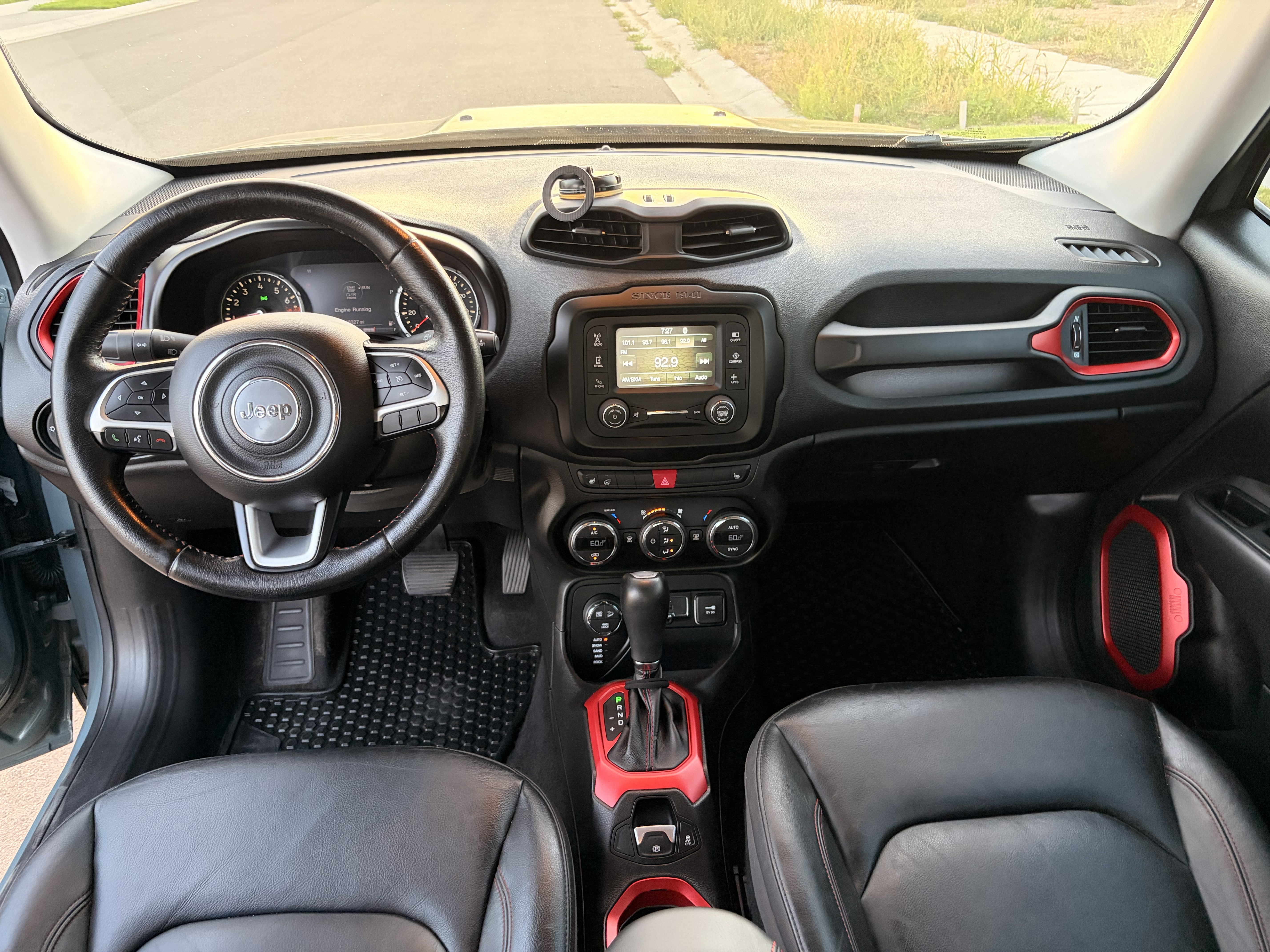 Used 2016 Jeep Renegade Trailhawk w/ Premium Trailhawk Package AWD/4WD image 8