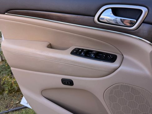 Used 2014 Jeep Grand Cherokee Overland w/ Advanced Technology Group image 15