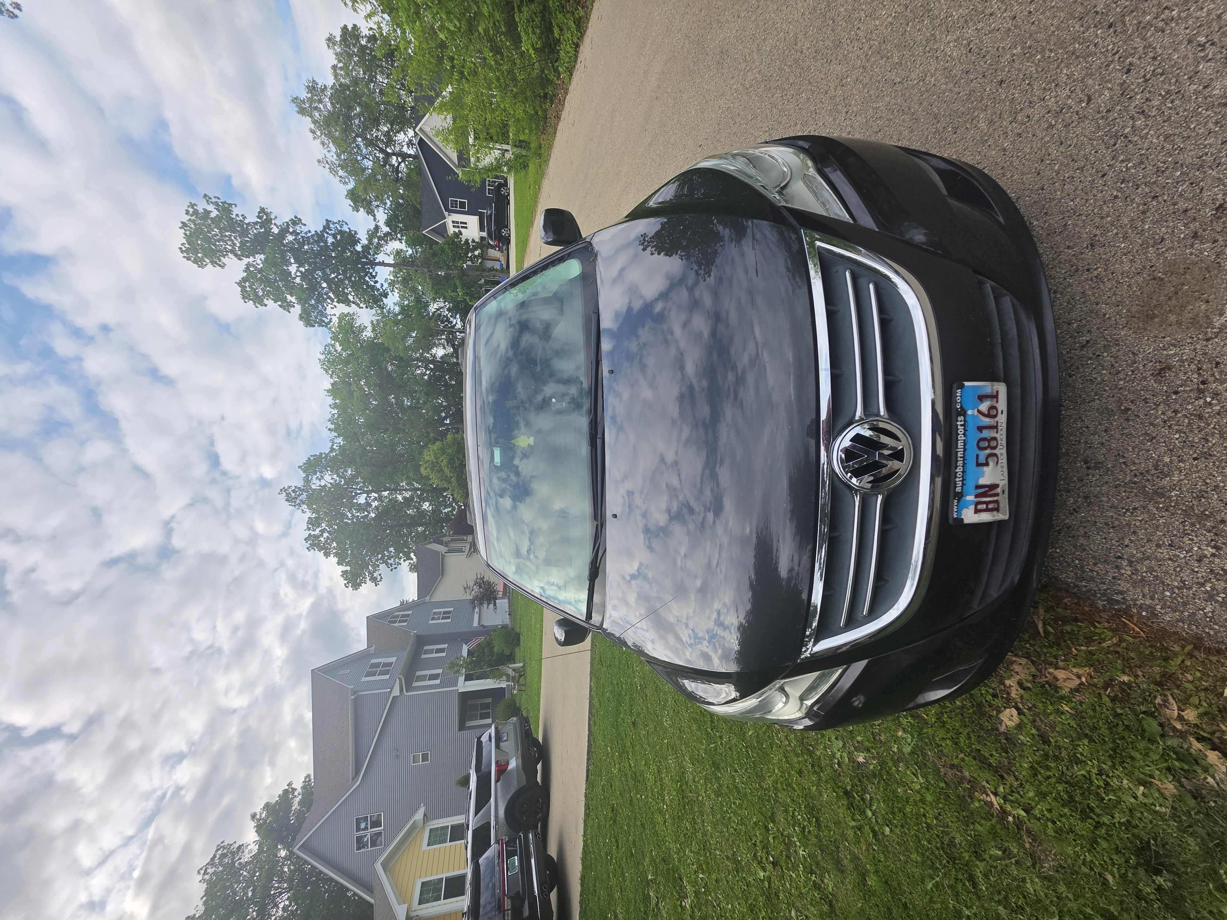 Used 2012 Volkswagen Routan SE FWD image 1