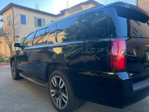 Used 2018 Chevrolet Suburban LT w/ Luxury Package image 2