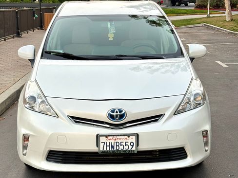 Used 2014 Toyota Prius V Two FWD image 9