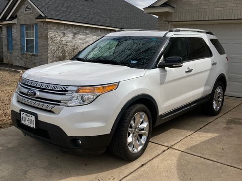 Used 2014 Ford Explorer XLT w/ Equipment Group 202A image 2