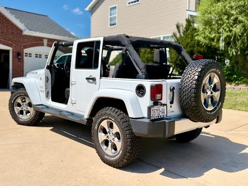 Used 2017 Jeep Wrangler Unlimited Sahara w/ Connectivity Group AWD/4WD image 11