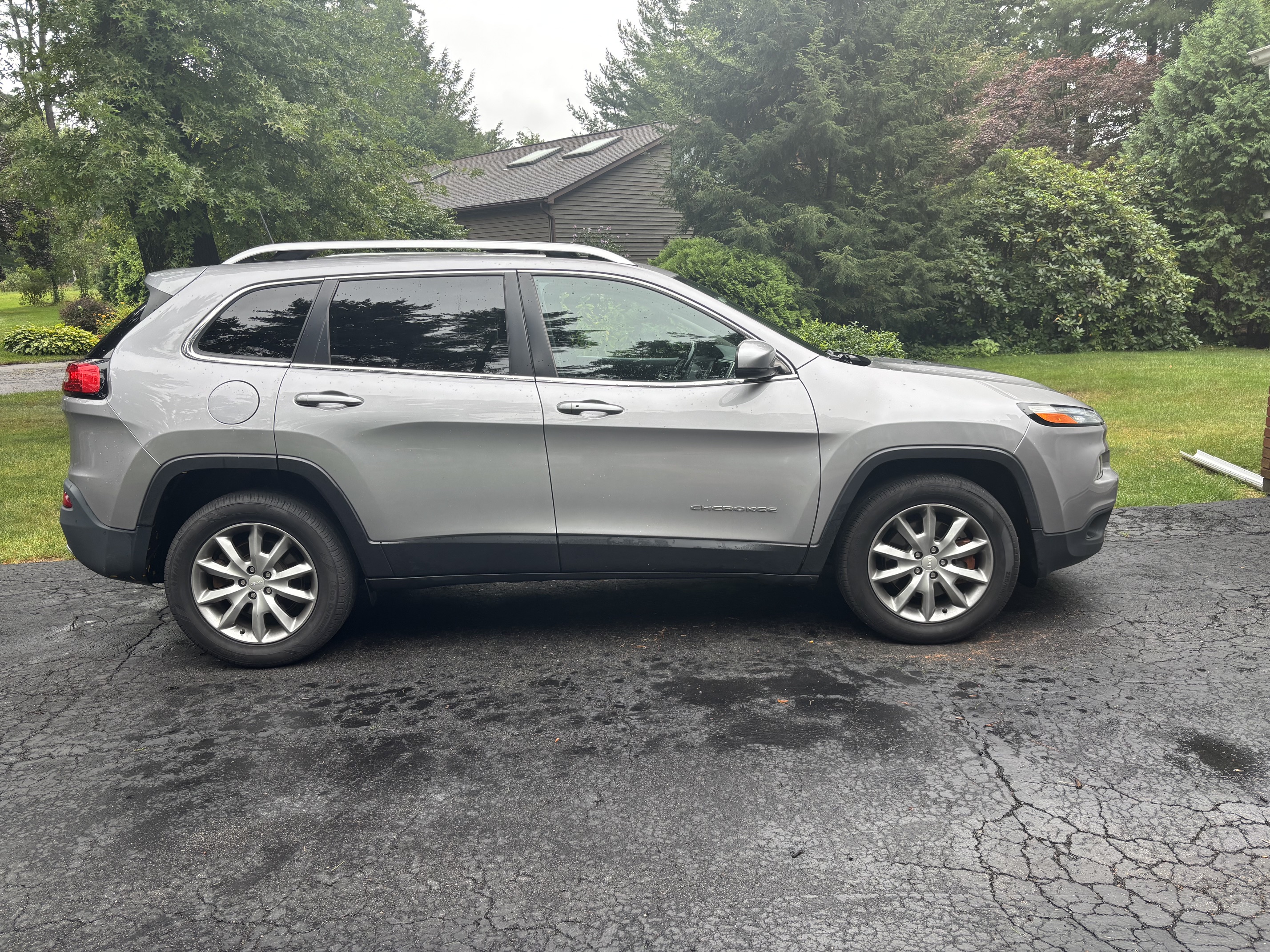 Used 2018 Jeep Cherokee Limited AWD/4WD image 1
