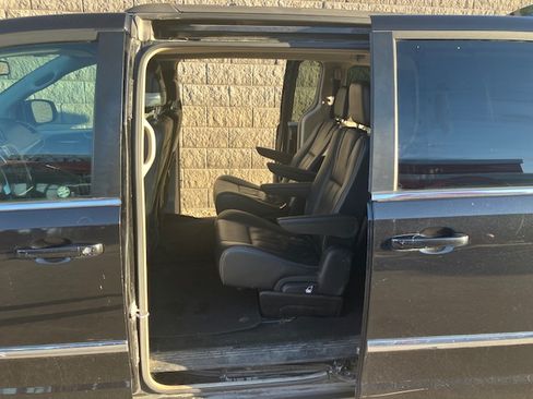 Used 2016 Chrysler Town & Country Touring FWD image 9