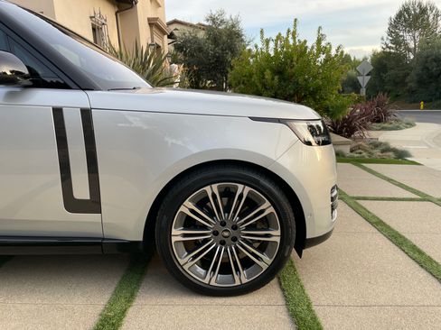 Used 2025 Land Rover Range Rover SE image 17