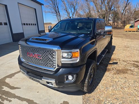 Used 2017 GMC Sierra 2500 Denali w/ Duramax Plus Package image 4