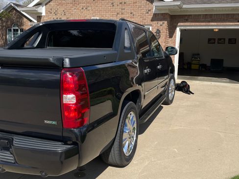 Used 2010 Chevrolet Avalanche LTZ AWD/4WD image 4