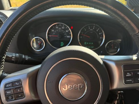 Used 2018 Jeep Wrangler Unlimited Sahara AWD/4WD image 12