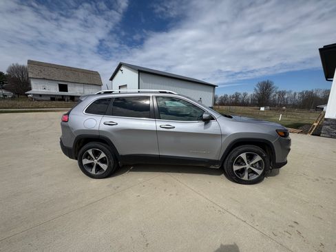 Used 2019 Jeep Cherokee Limited image 2