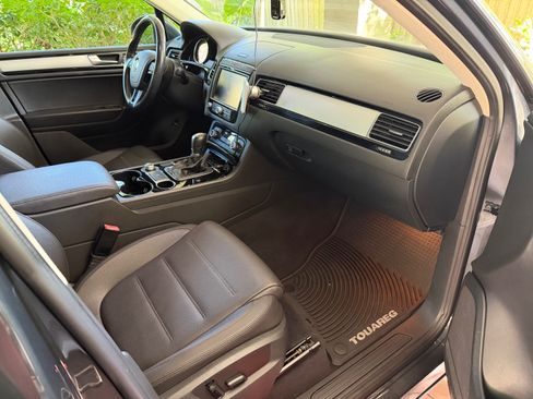 Used 2016 Volkswagen Touareg Sport image 18