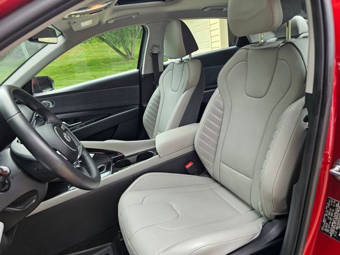 Used 2023 Hyundai Elantra Limited FWD image 6