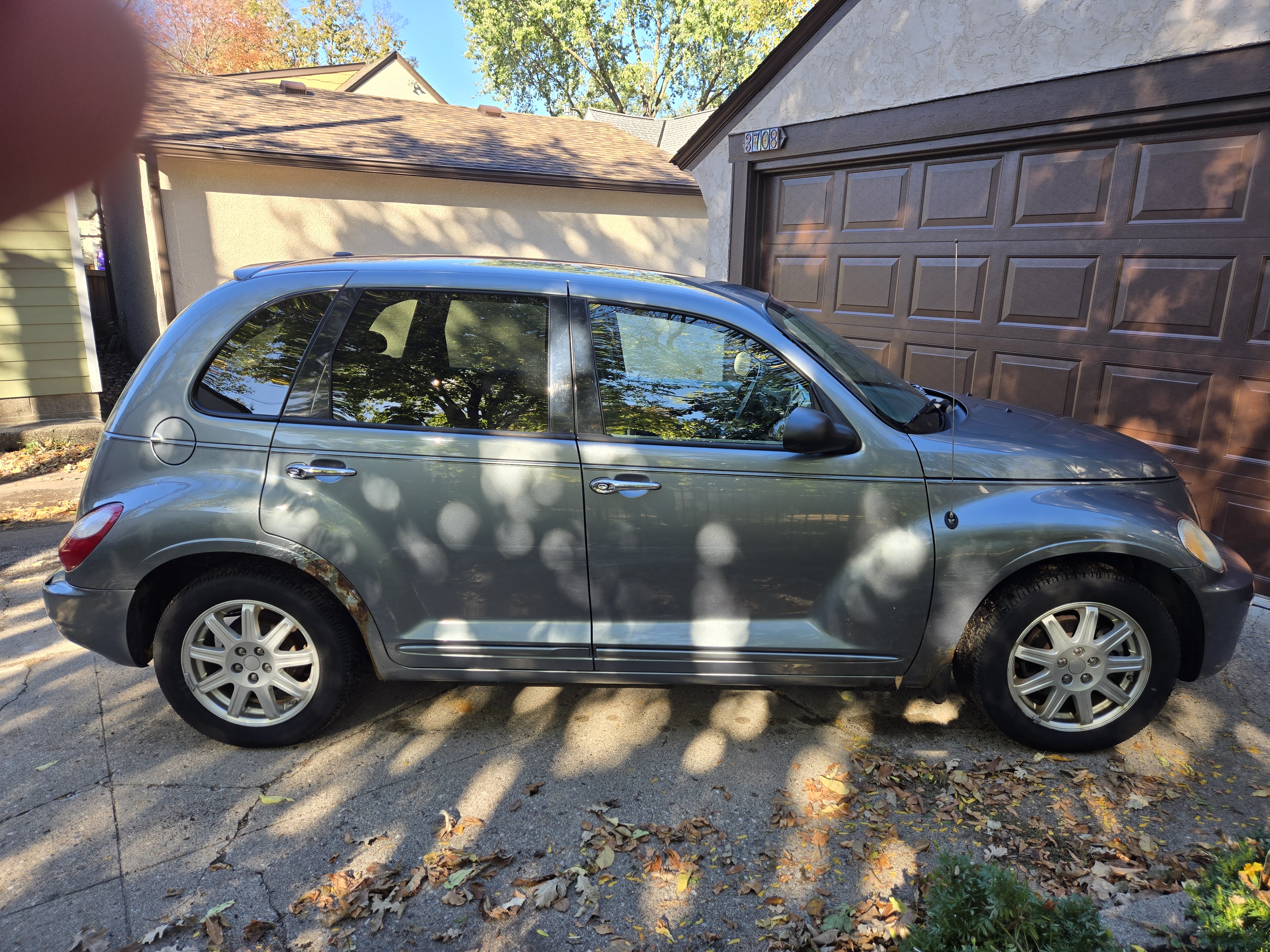 Used 2009 Chrysler PT Cruiser Touring FWD image 2