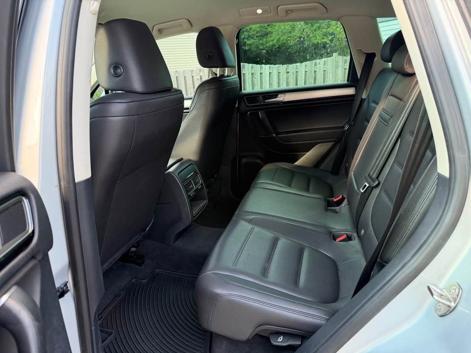 Used 2015 Volkswagen Touareg Sport AWD/4WD image 6