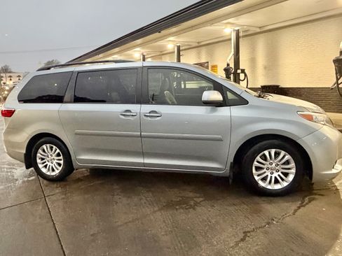 Used 2015 Toyota Sienna XLE Premium image 1