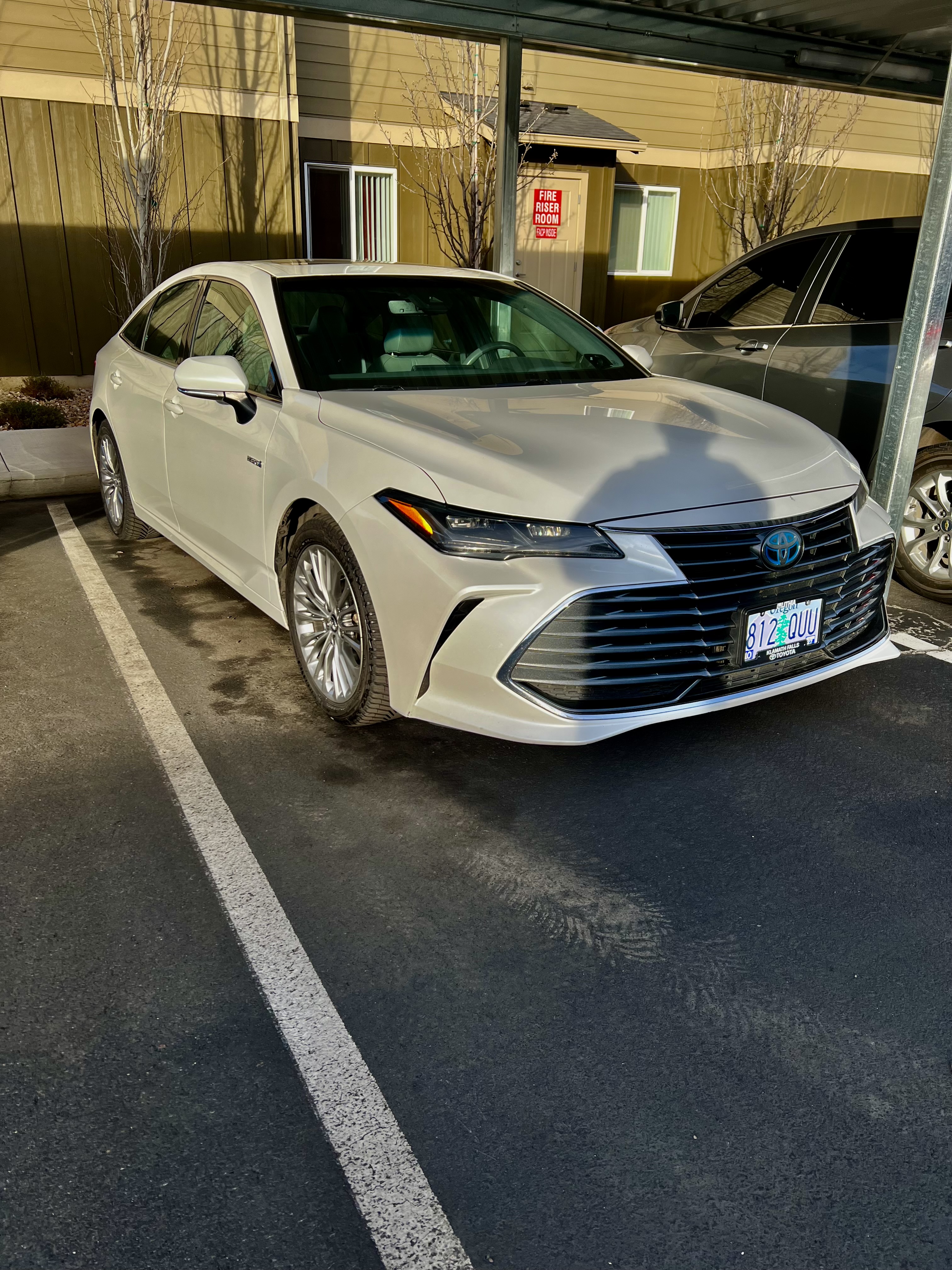 Used 2019 Toyota Avalon Limited w/ All Weather Liner Package FWD image 1