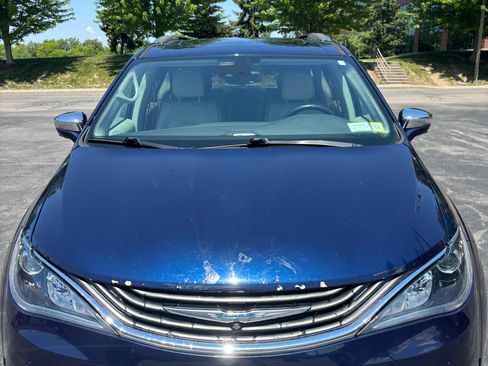 Used 2017 Chrysler Pacifica Platinum FWD image 2