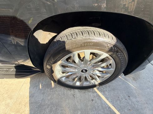 Used 2021 Cadillac Escalade ESV Premium Luxury AWD/4WD image 17